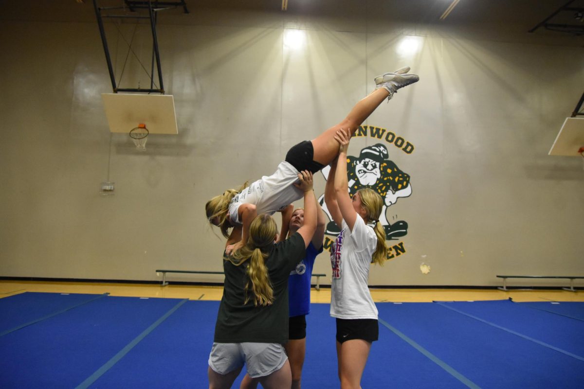 Cheerleaders head into competition